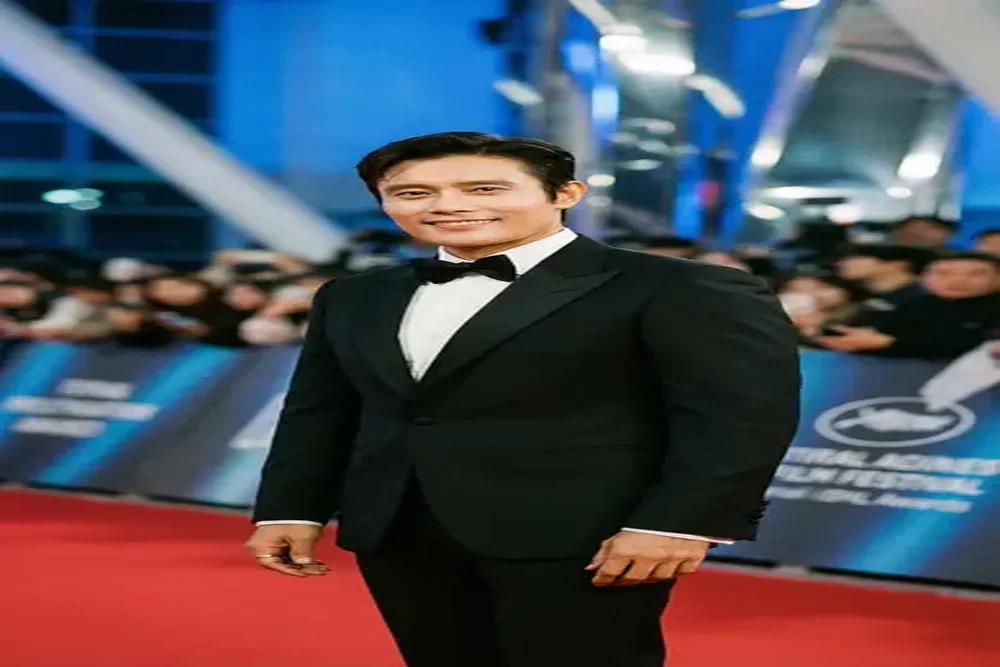 茄子视频合作国际男演员红毯照